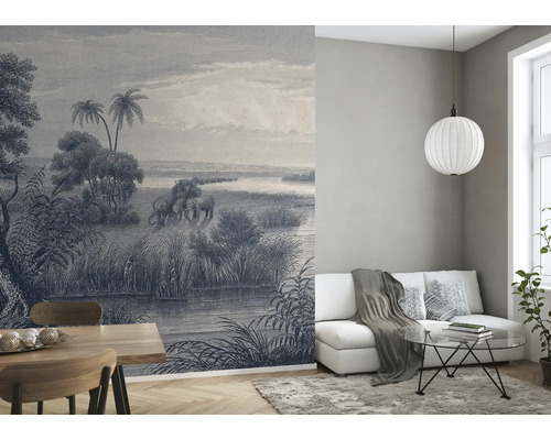 Living cu tapet cu motiv cu elefanți, canapea, masă și lampă