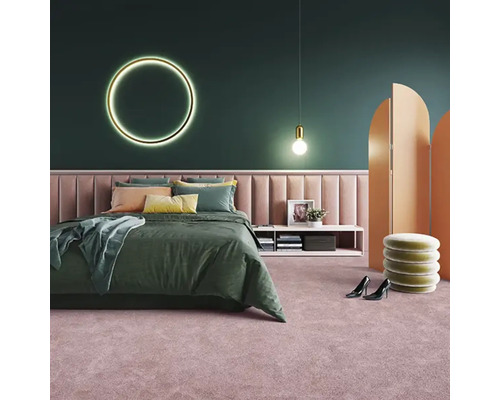 Dormitor cu pat, noptieră, decorațiuni și covor