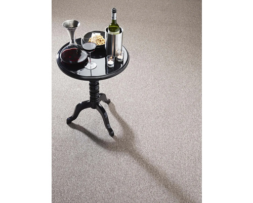 Exemplu de amenajare cu mochetă, masă cu băuturi și gustări