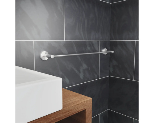 Suport de prosoape metalic montat în baie deasupra chiuvetei