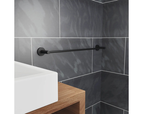 Suport negru de perete pentru prosoape în baie