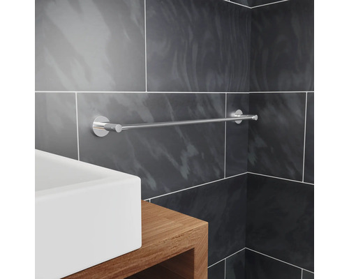 Suport metalic pentru prosoape în baie cu chiuvetă