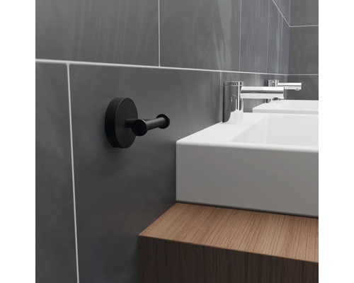 Baie cu chiuvetă, robinet și cârlig negru pentru prosop