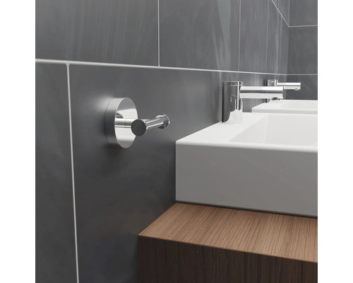 Baie cu chiuvete, robinete și cârlig pentru haine