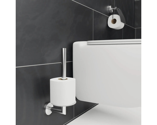 Baie cu toaletă, suport pentru hârtie igienică cu hârtie și perie WC