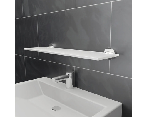 Chiuvetă cu raft în baie