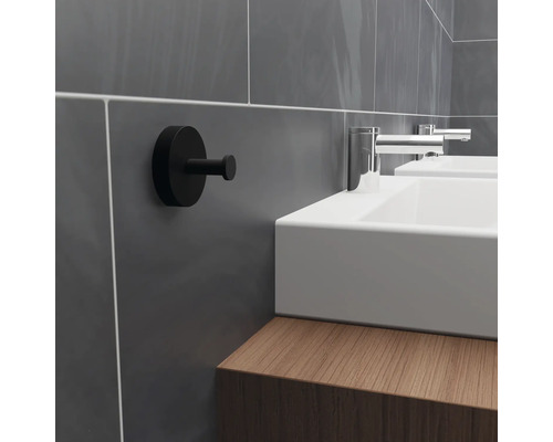 Scenă de baie cu chiuvetă, armături și cârlig negru