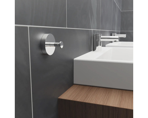 Prim-plan cu o baie, cu un cârlig de prosop pe perete lângă o chiuvetă