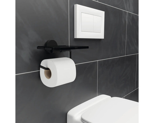 Suport hârtie igienică cu raft în baie.