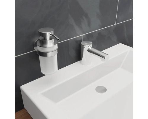 Chiuvetă cu robinet și dispenser de săpun în baie