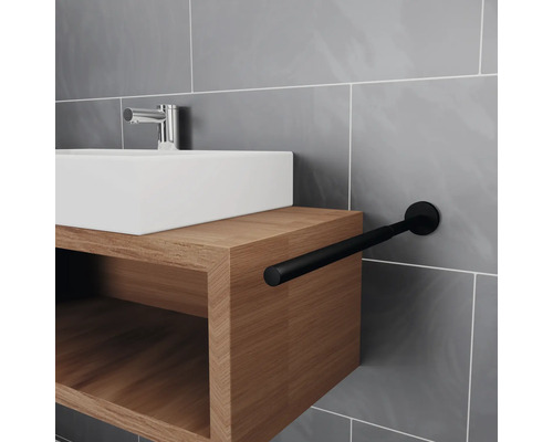 Baie cu lavoar, dulap inferior din lemn și suport negru pentru prosoape