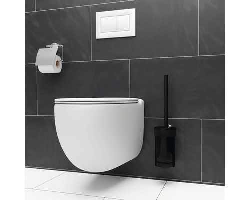 Baie modernă cu toaletă suspendată, perie WC și suport pentru hârtie igienică