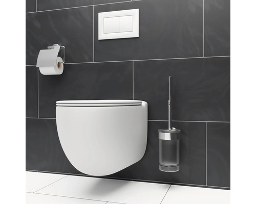 Baie modernă cu toaletă suspendată, suport pentru hârtie igienică, buton de spălare și perie WC