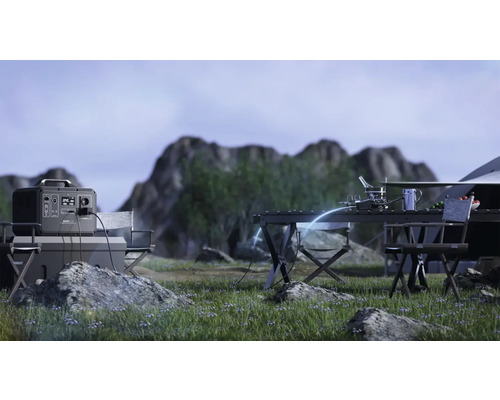 Scenă de camping cu generator de curent, masă de camping și scaune pe fundalul unui peisaj montan