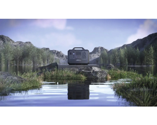 Centrală electrică portabilă Bluetti pe piatră pe malul lacului