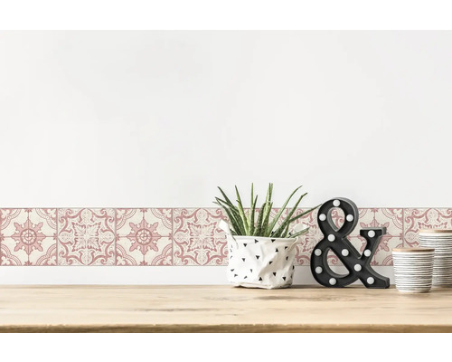 Bordură de perete cu model floral pe o masă cu decorațiuni.