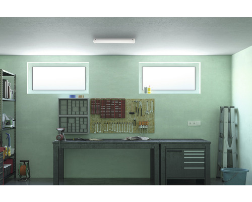 Atelier cu banc de lucru, perete pentru scule și rafturi