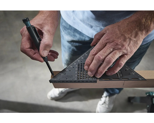 O persoană marchează o bucată de lemn cu un echer de tâmplar și un creion