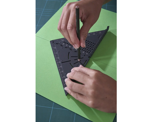 Trasarea unei linii cu un triunghi și un creion pe hârtie