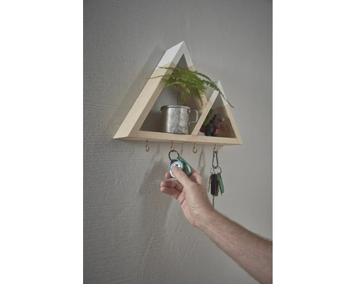 Raft de perete în formă de munte cu cârlige pentru chei și o mână care atârnă chei