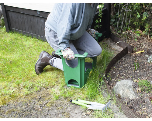 Persoană îngenuncheată pe un taburet de grădină, grădinărind.