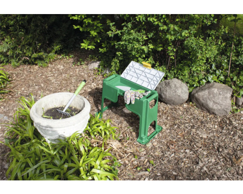 Scenă de grădină cu taburet de grădină cu unelte