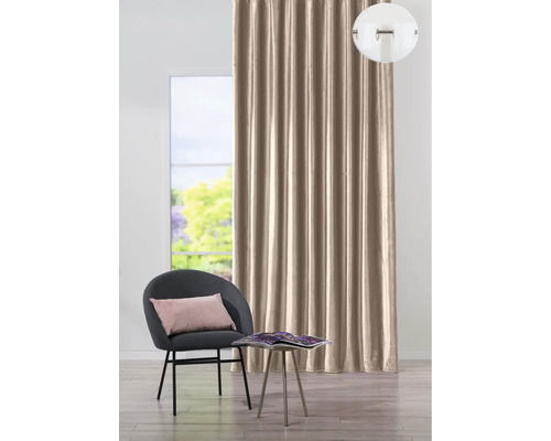 Scenă cu perdea bej, scaun și măsuță laterală