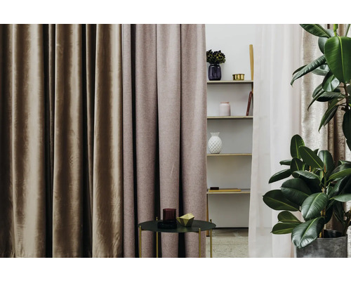 Atmosferă decorativă de locuit cu perdele, raft și plantă de interior