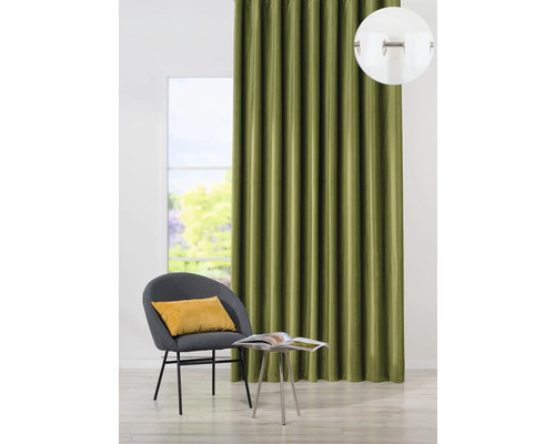 Șaluri decorative cu ochiuri, fotoliu și măsuță laterală în fața unei ferestre.