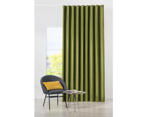 Atmosferă decorativă de locuit cu perdea, scaun și măsuță laterală