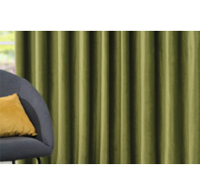 Șaluri decorative din material textil lângă un fotoliu cu perne