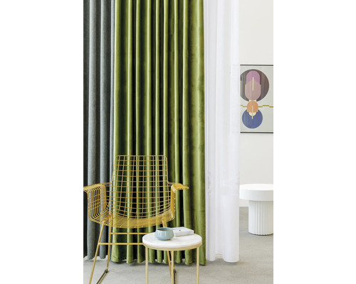 Scenă cu perdele, scaun și măsuță laterală