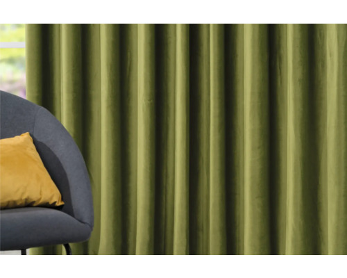 Cortină verde lângă un fotoliu gri cu pernă