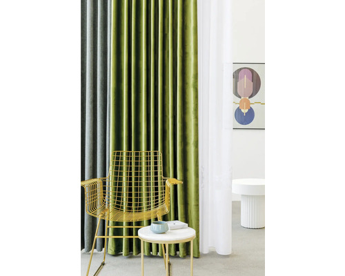 Scenă cu perdele, scaun și măsuță laterală într-o cameră luminoasă.