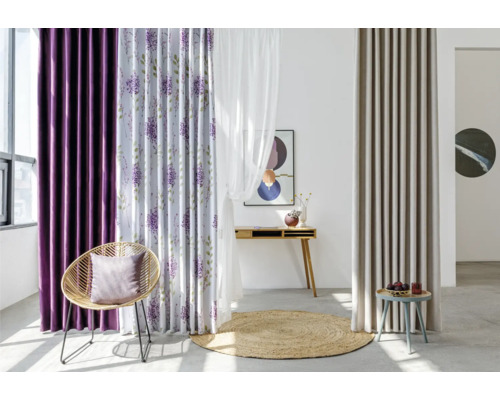 Cameră de zi cu perdele mov, imprimate și transparente, și mobilier