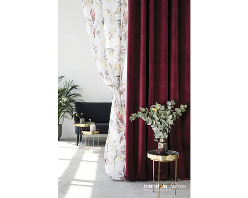 Ambianță decorativă de locuit cu perdele și măsuțe laterale