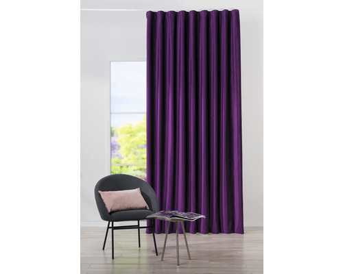 Cortină mov lângă o fereastră cu scaun și masă