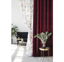 Aranjament decorativ cu draperie florală și draperie de catifea bordo în camera de zi