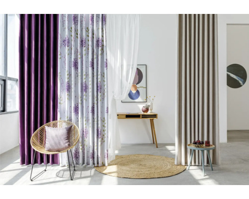 Cameră de zi cu perdele în diferite culori și modele, scaun și covor