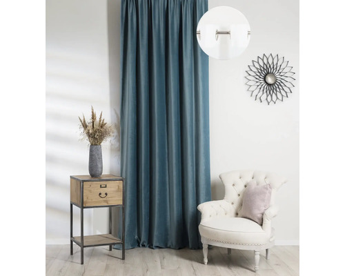 Living decorativ cu perdea albastră, fotoliu și măsuță laterală