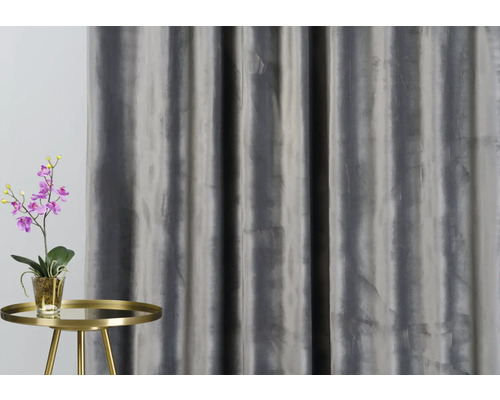 Cortină decorativă lângă o măsuță laterală cu orhidee