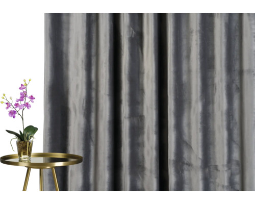 Cortină decorativă lângă o masă cu o orhidee.