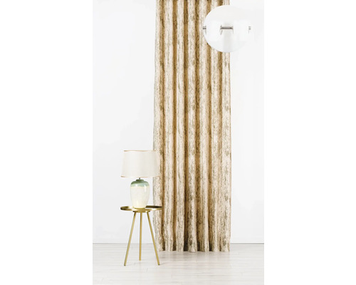 Scenă decorativă cu draperie, lampă și măsuță laterală pentru ambianța locuinței