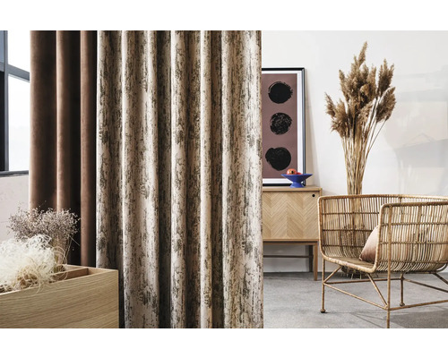 Living decorativ cu perdele, dulap din lemn și fotoliu din ratan