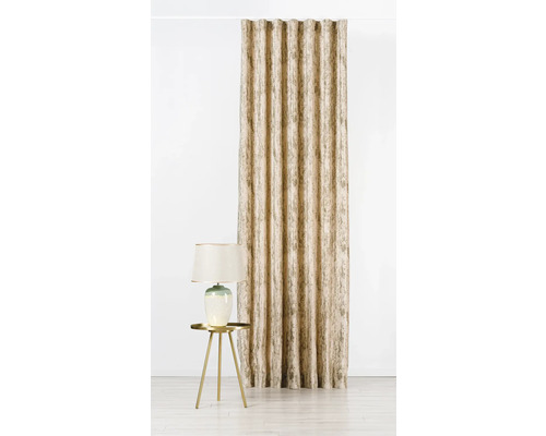 Material decorativ cu model de lampă pe măsuța laterală