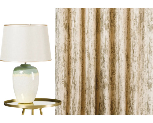 Scenă decorativă cu lampă de masă pe măsuță laterală și perdea