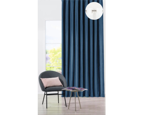 Cortină decorativă albastră lângă scaun și masă