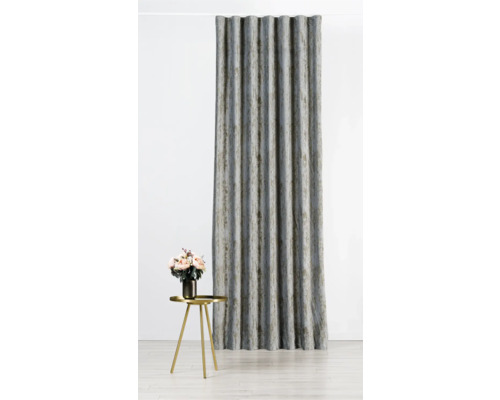 Perdea decorativă gri, cu pliuri, lângă o măsuță laterală aurie cu aranjament floral