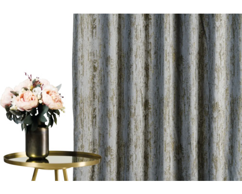 Cortină decorativă cu aranjament floral pe măsuța laterală