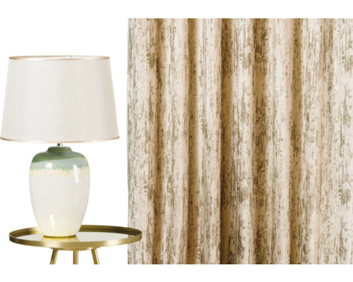 Aranjament decorativ cu lampă de masă și perdea